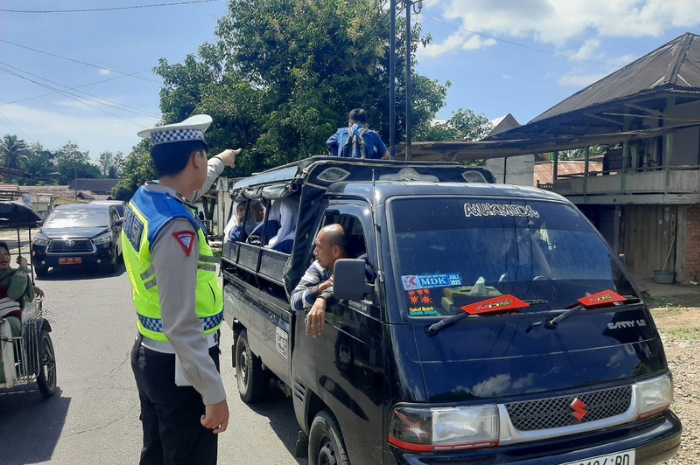 TEGAS! Supir Angkutan Umum yang Angkut Penumpang Diatas Atap Bakal Ditindak