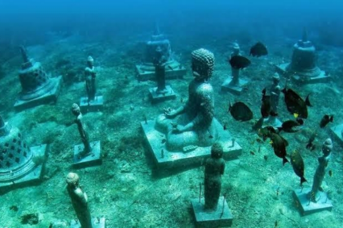 Misteri Kuil Bawah Laut di Teluk Pemuteran Bali