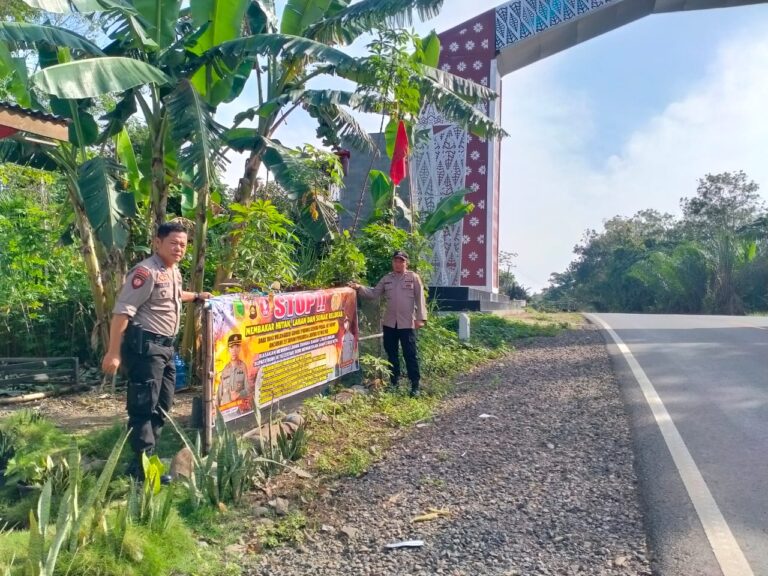 Pasang Spanduk di Sejumlah Tempat