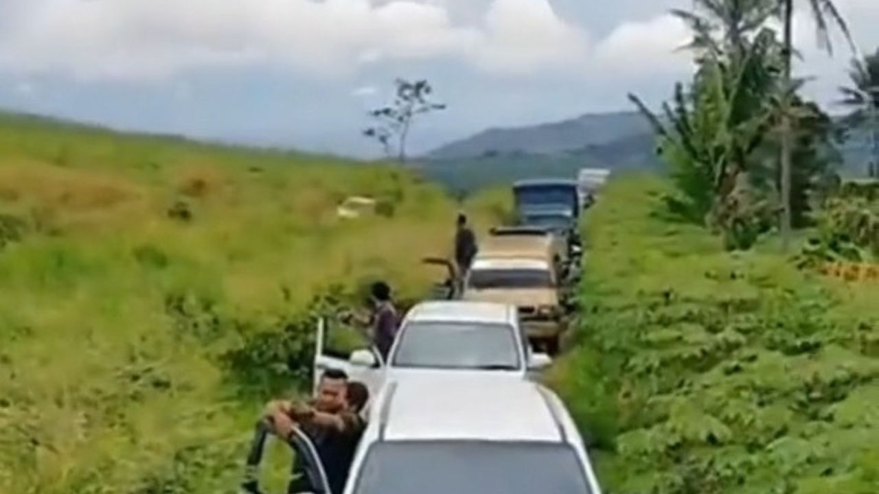 Puluhan Mobil Terjebak di Kebun Singkong, Ini Faktanya!