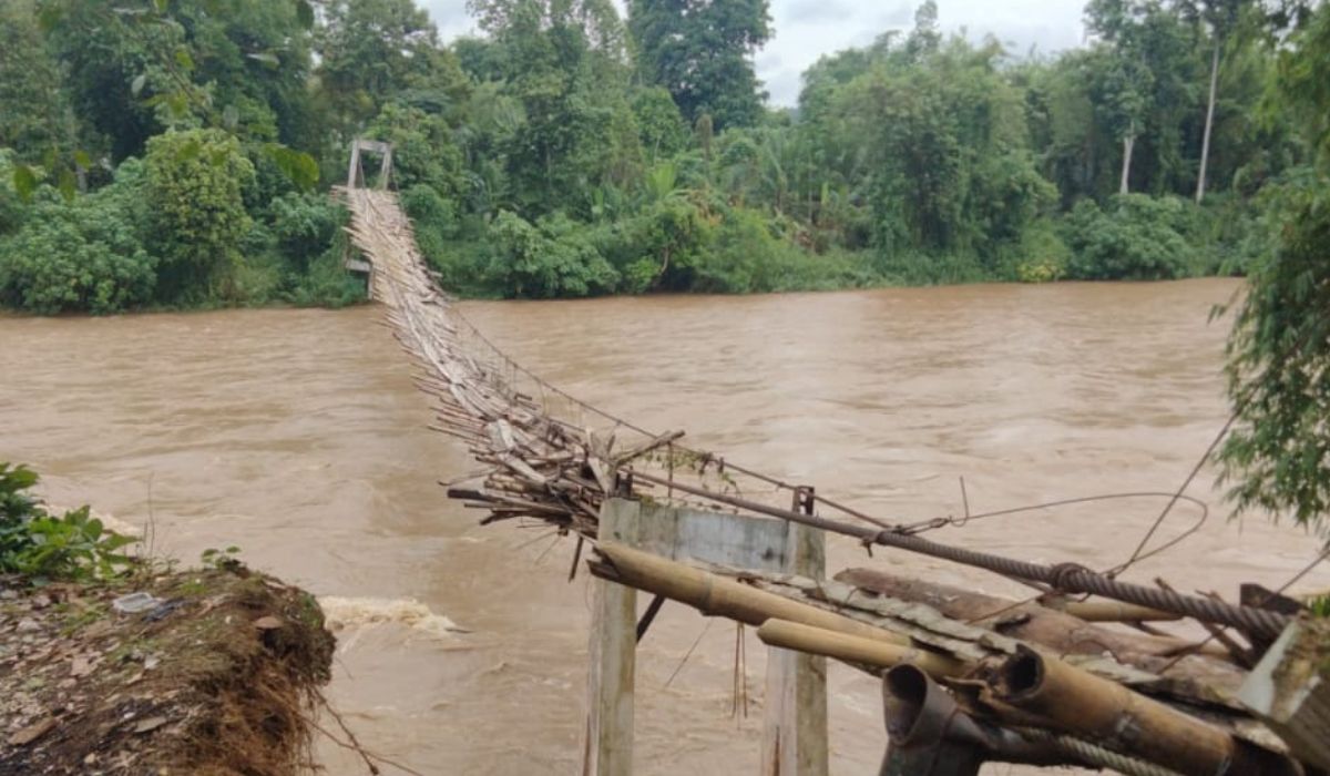 Dampak Hujan Rutin di Kabupaten Empat Lawang: Jembatan Gantung di Dusun Gaung Ambruk