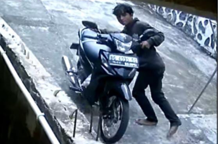 Pencurian Motor Siang Bolong di Tanjung Kupang Terekam CCTV, Modus Jual Tirai, Warga Geram