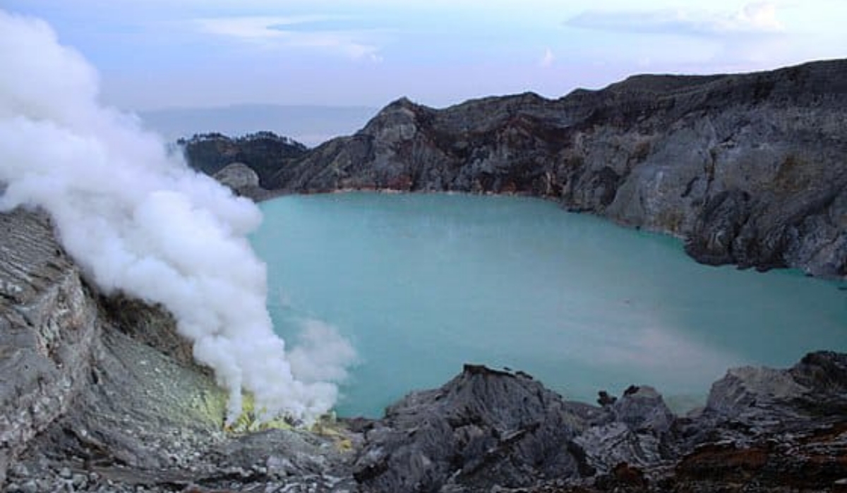 Mengungkap Misteri Kawah Ijen: Keajaiban Alam Indonesia