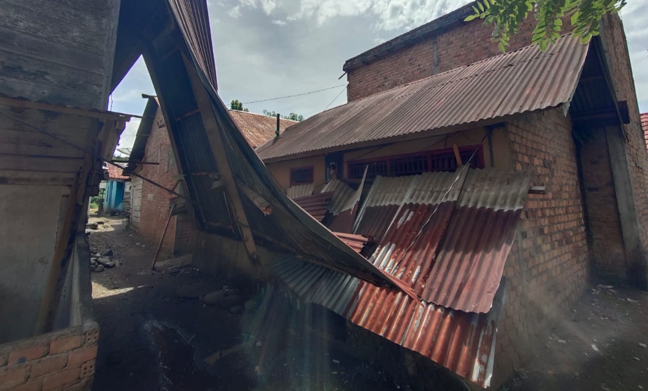 Angin Puting Beliung Terjang Kelurahan Kupang, Satu Rumah Rusak Berat di Empat Lawang
