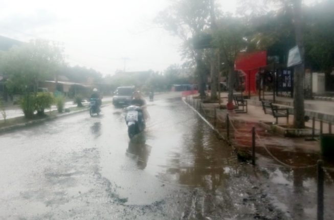 Hujan Deras, Genangan Air di Depan Taman Apung Pagar Alam Ganggu Mobilitas Warga