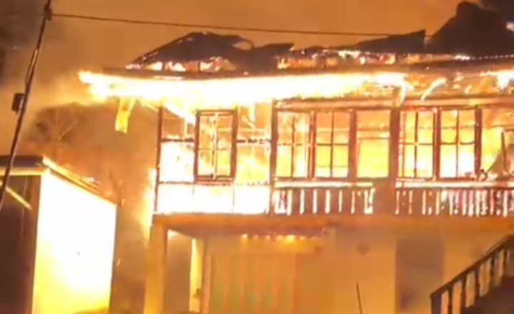 Diduga Korsleting Listrik, Kebakaran Hanguskan 1 Rumah dan Rusak 2 Rumah di Batu Pance Empat Lawang