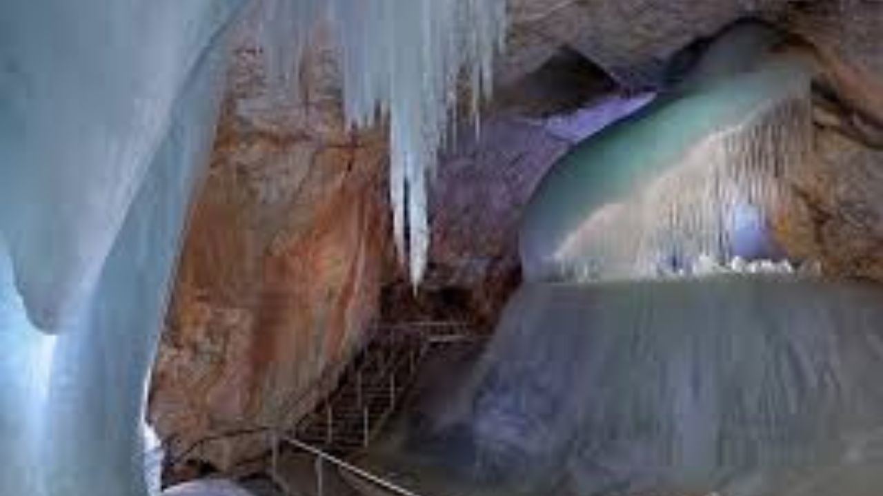 Menyelami Dunia Raksasa Es: Petualangan di The Eisriesenwelt Ice Cave