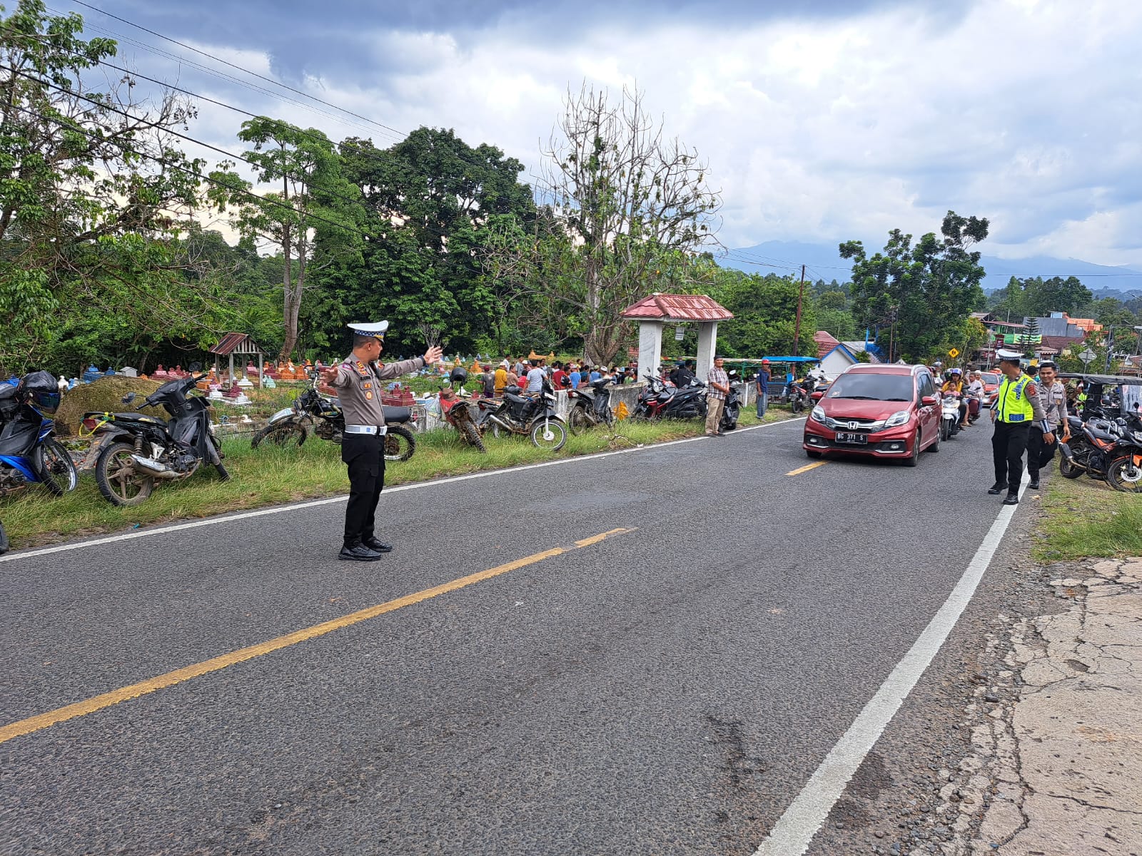 Bantu Pengaturan Arus Lalulintas di Acara Prosesi Pemakaman Warga