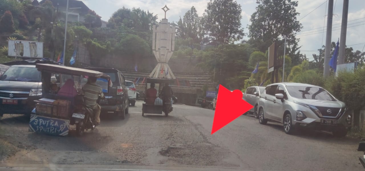 Jalan Rusak Berlobang di Pangkal Jembatan Ancam Keselamatan