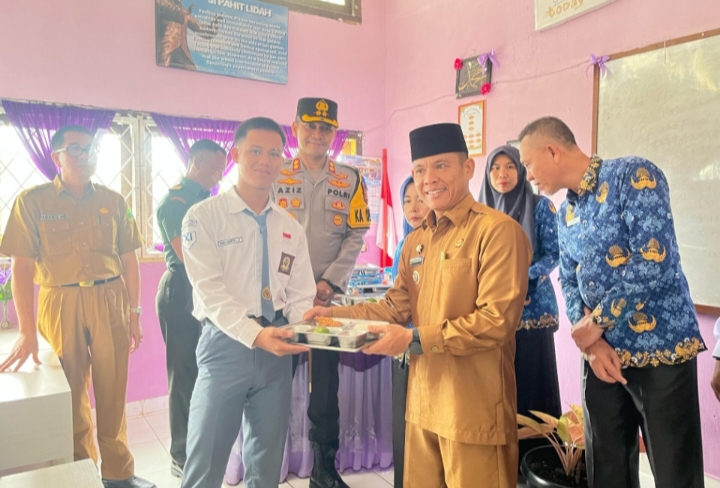 Penjabat Bupati Empat Lawang Tinjau Launching Program Makanan Bergizi Gratis, Berharap Sama-sama Sukseskan