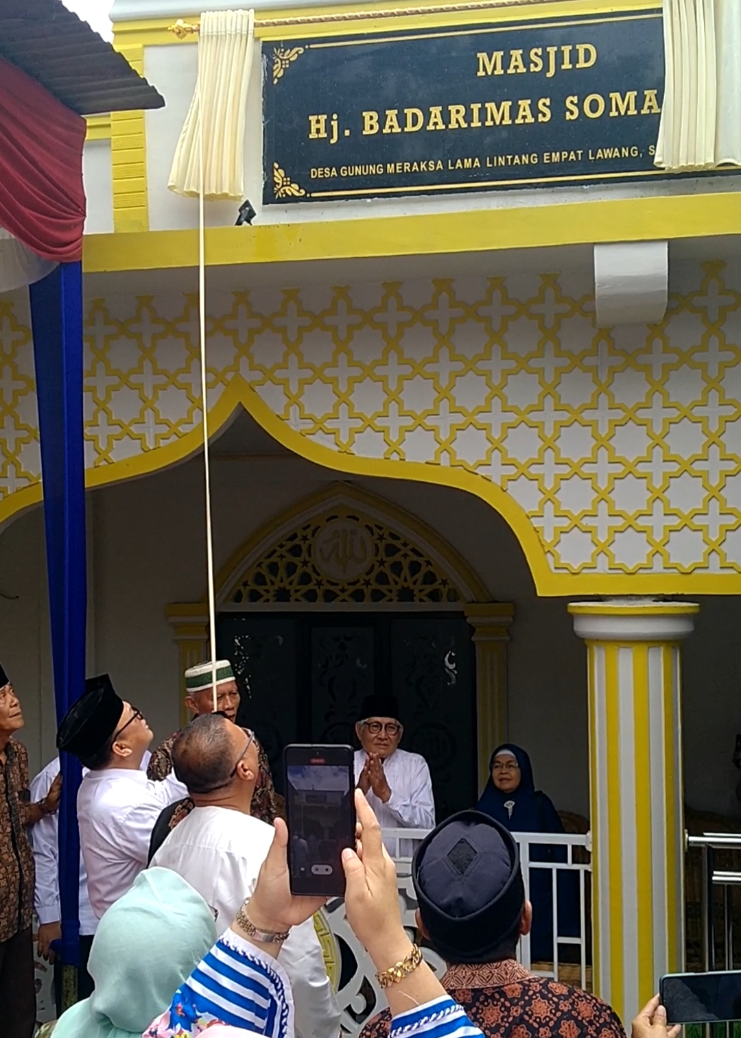 Joncik Resmikan Masjid di Muara Bayau