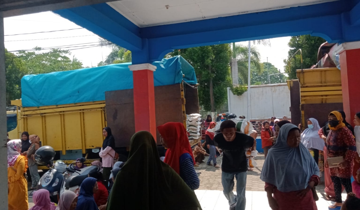 Antrian Panjang Mewarnai Penyaluran Beras Cadangan Pangan Pemerintah di Kabupaten Empat Lawang