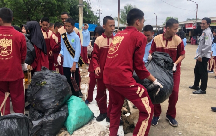 Gotong Royong Bersihkan Sampah di Pasar Jakabaring, Pemprov Sumsel Ajak Siswa Peduli Lingkungan