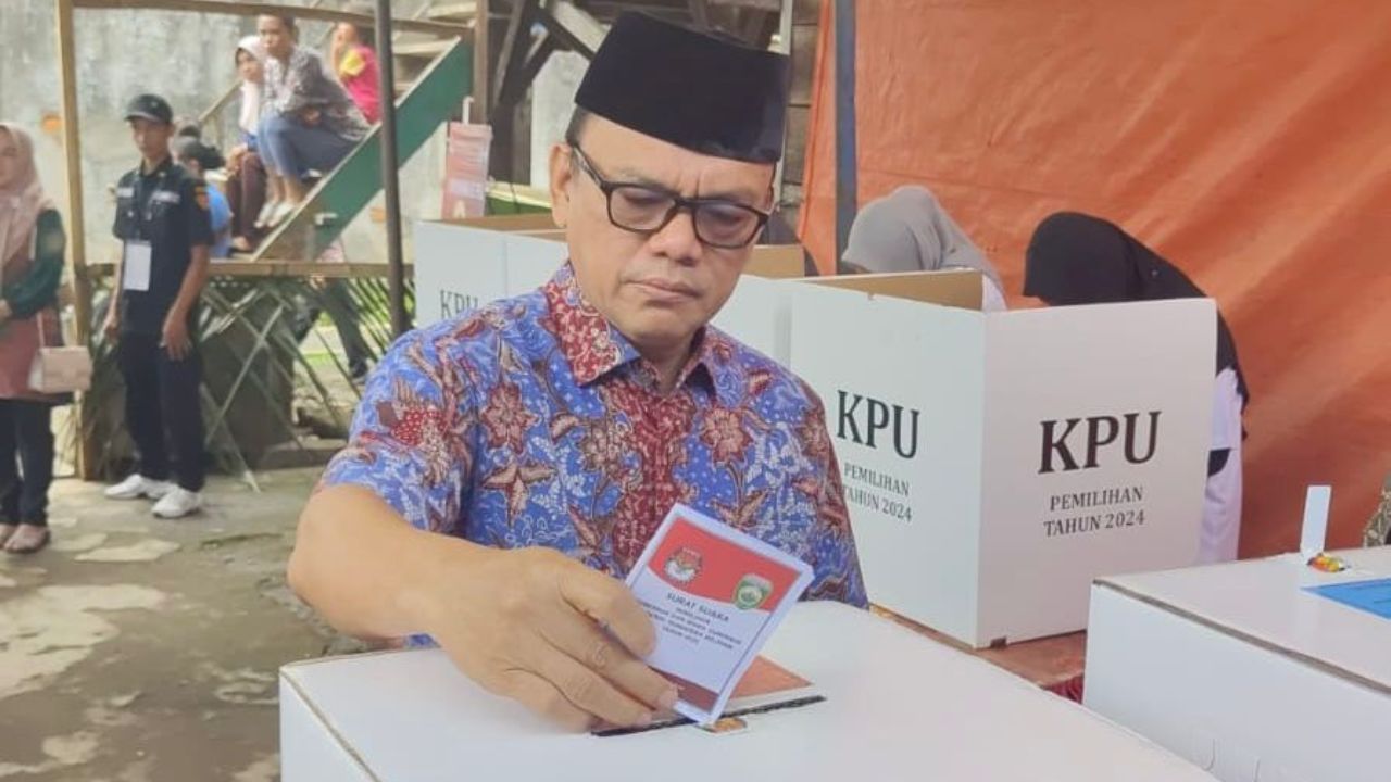 H Joncik Muhammad Nyoblos di Kampung Halaman, Yakin Menang Pilkada Empat Lawang di Atas 82 Persen