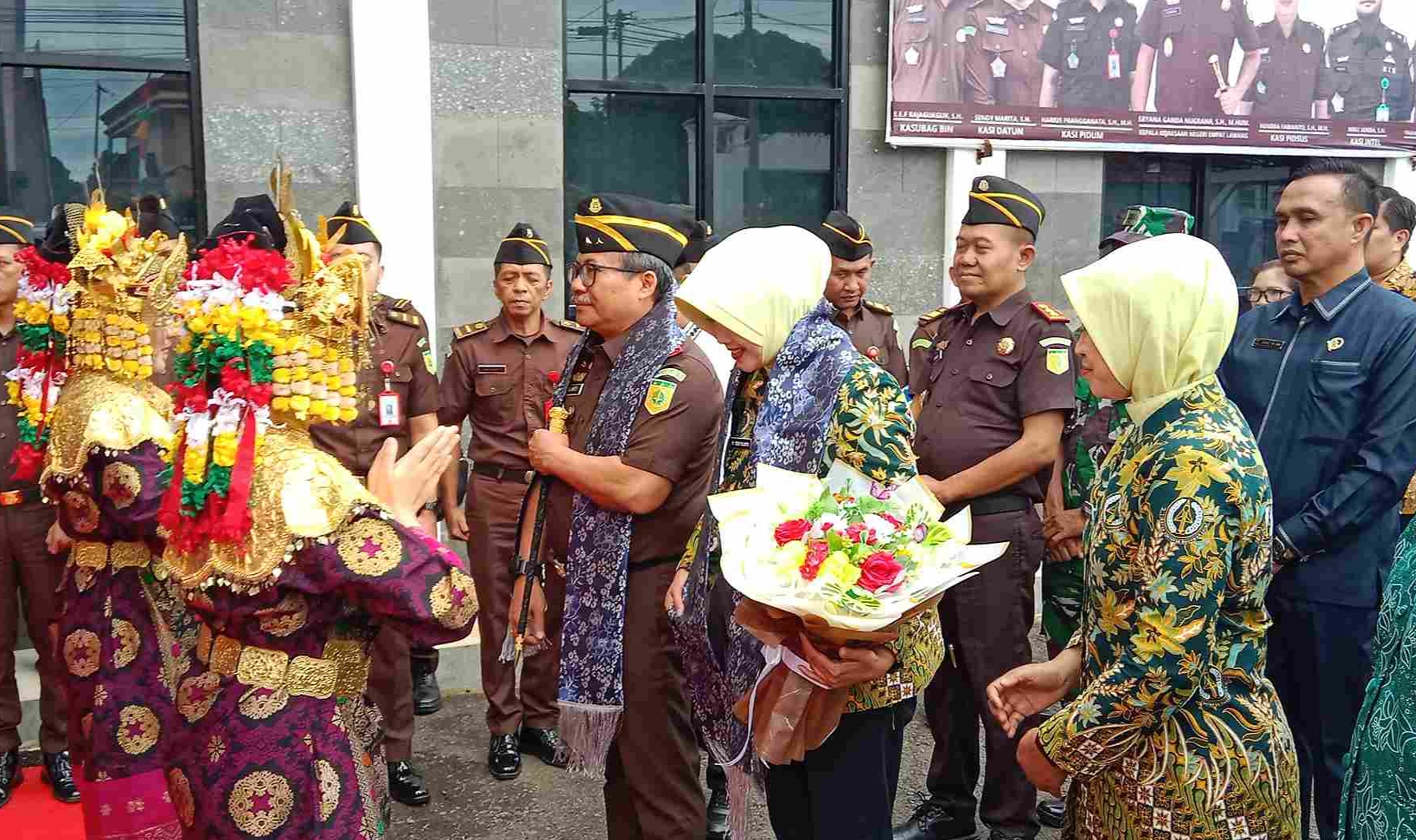 Kajati Kunjungi Kejari Empat Lawang, Serahkan Simbolis KIA, Akta Kelahiran, KIS, KIP, dan Bantuan Anak Yatim