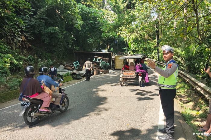 Satlantas Urai Kemacetan Jalan Akibat Truk Terguling