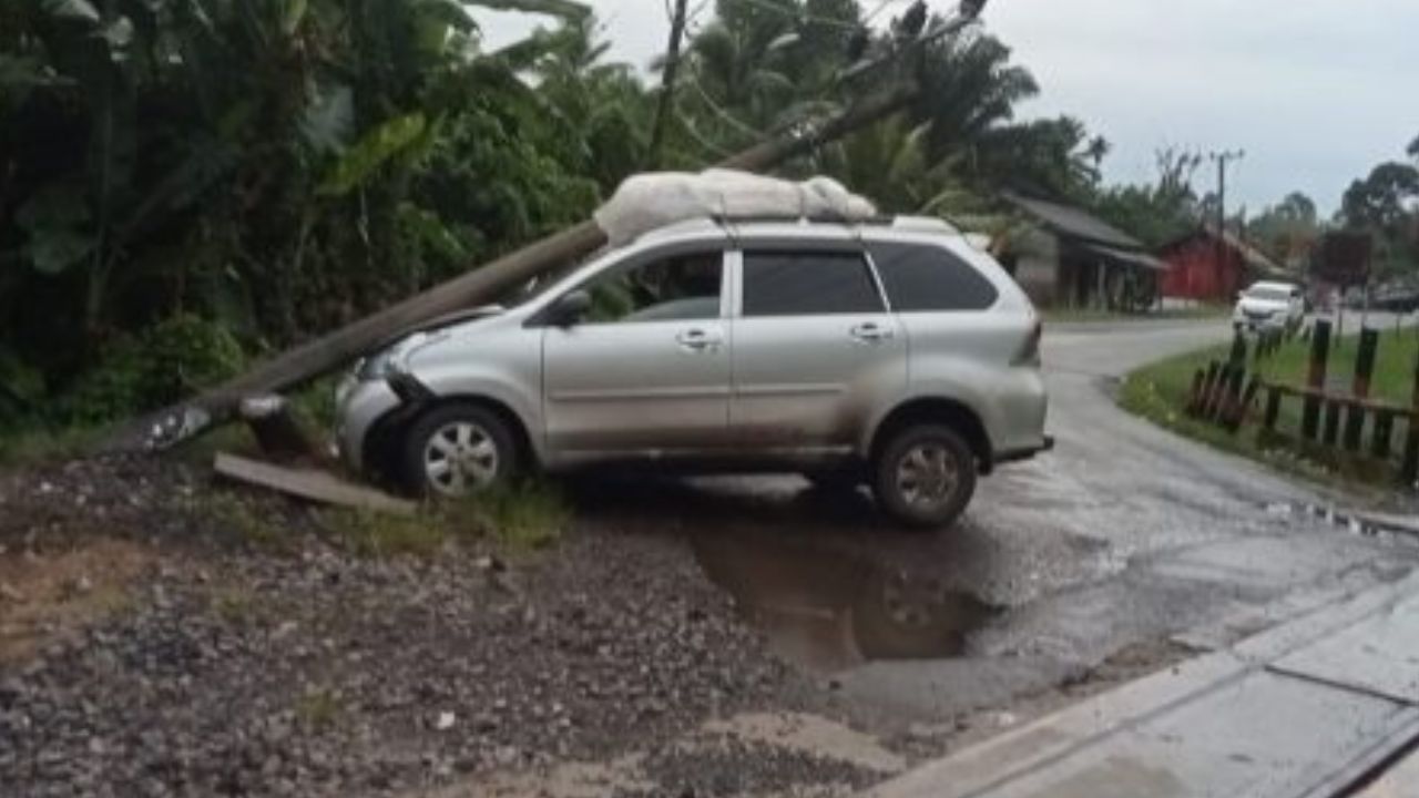 Mini Bus Xenia Plat Lampung Tabrak Tiang Listrik Hingga Patah, Kejadian di Kikim Timur