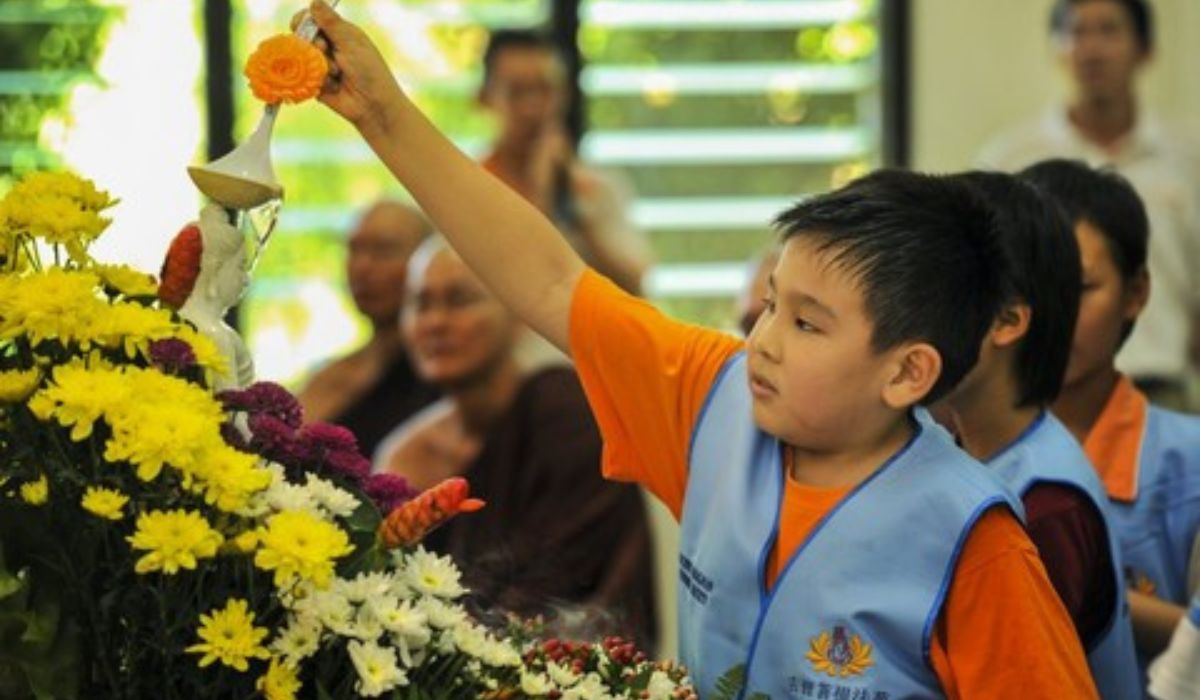 Mengulik Perayaan Hari Raya Waisak di China: Memandikan Patung Buddha