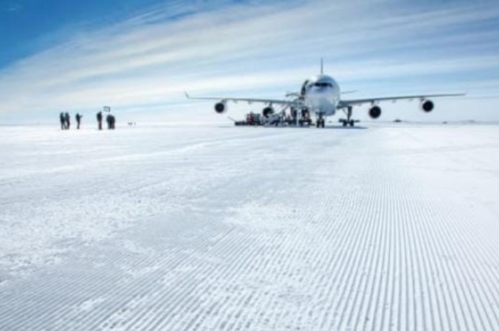 Ukir Sejarah, Pesawat Besar Mendarat Mulus di Benua Es Antartika