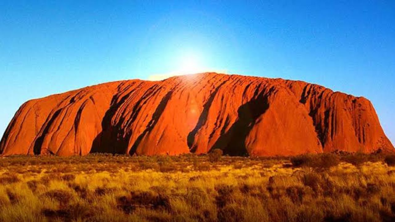 Uluru: Keagungan Monolit Suci di Jantung Australia
