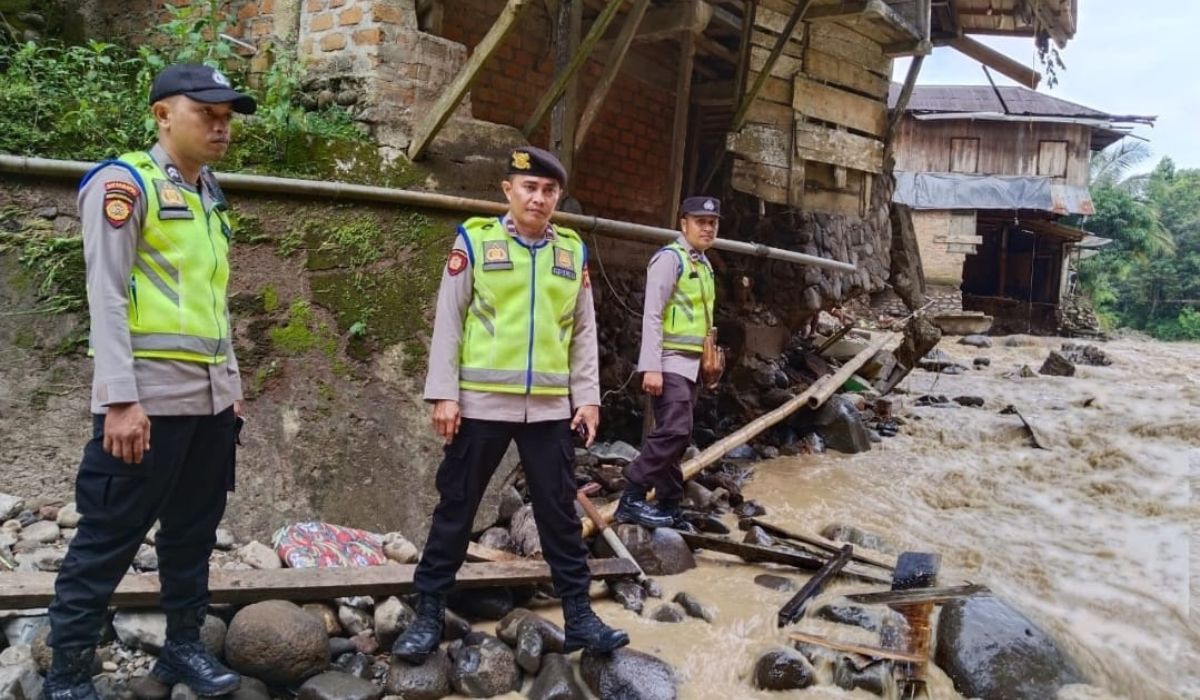 Meluapnya Bantaran Sungai Dilanda Banjir Desa Talang Padang Polsek Aktif Dalam Penanggulangan