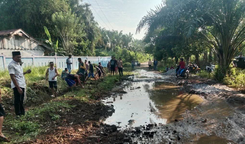 Semakin Hari Jalan Rusak Parah di Desa Tanjung Kupang Baru, Warga Gotong Royong Buat Parit Sementara