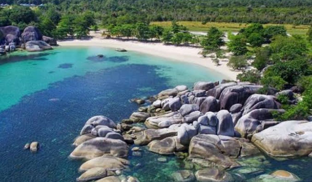 Liburan di Pantai Tanjung Tinggi: Destinasi Wisata Populer di Pulau Belitung