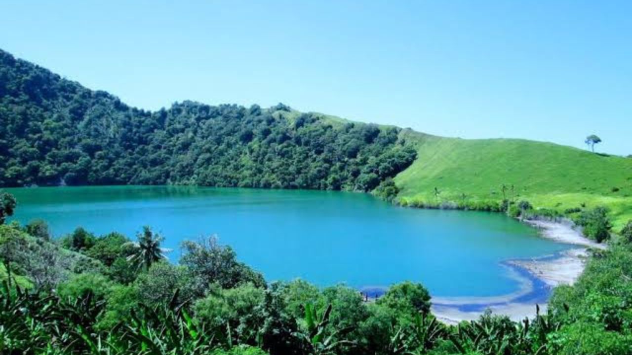 Danau Semparong: Misteri Danau Air Asin di Pulau Sukun