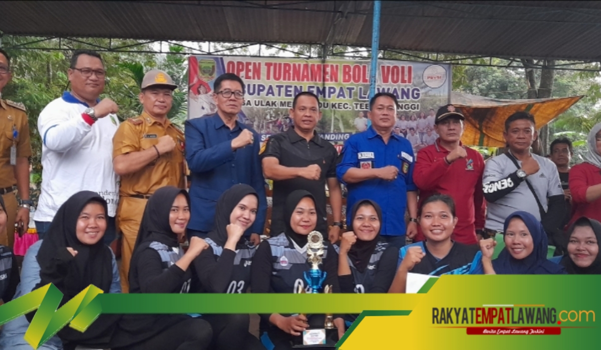 Pj Bupati Tutup Turnamen Bola Voli di Ulak Mengkudu, Tetap Menonton Ditengah Guyuran Hujan