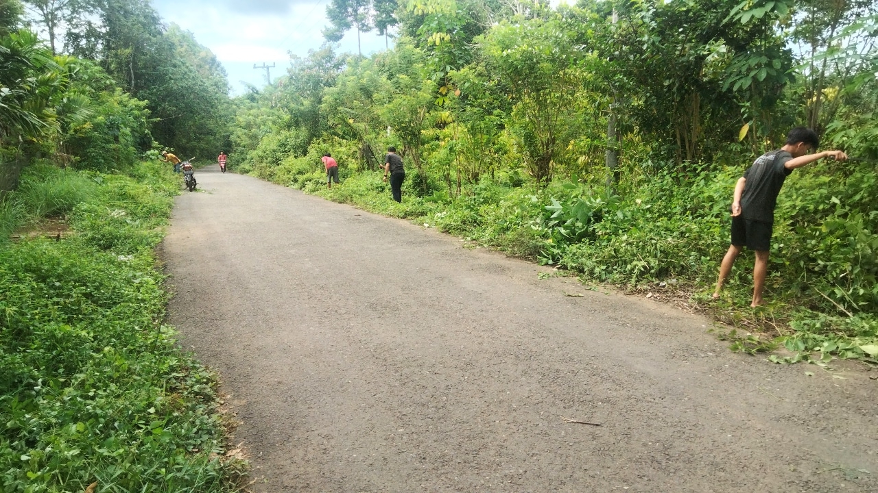 Gotong Royong Bersama Tebas Bayang Jalan