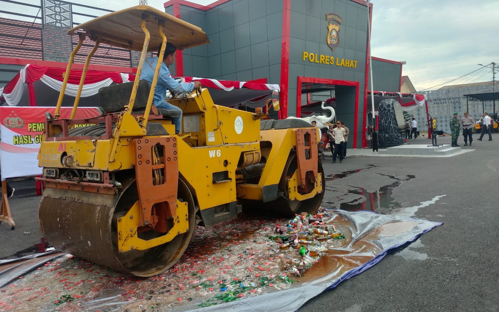 Polres Lahat Musnahkan Ribuan Botol Miras Jelang Operasi Ketupat Musi 2025