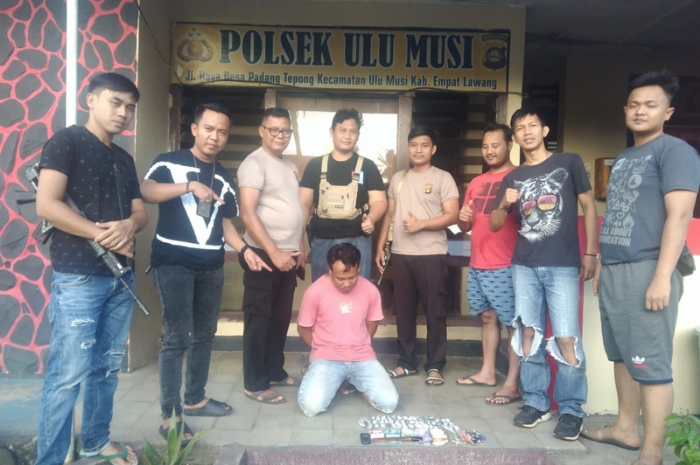 Jk Ditangkap Polsek, Jualan Puluhan Paket Ganja dan Obat Batuk-Flu Merek Samcodin di Depan Rumah Warga