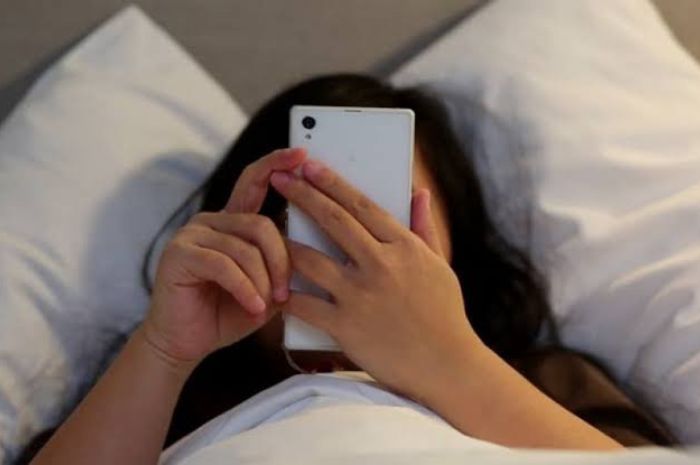 Bahaya Menggunakan Ponsel Sebelum Tidur, Gangguan Kesehatan dan Kualitas Tidur yang Berdampak