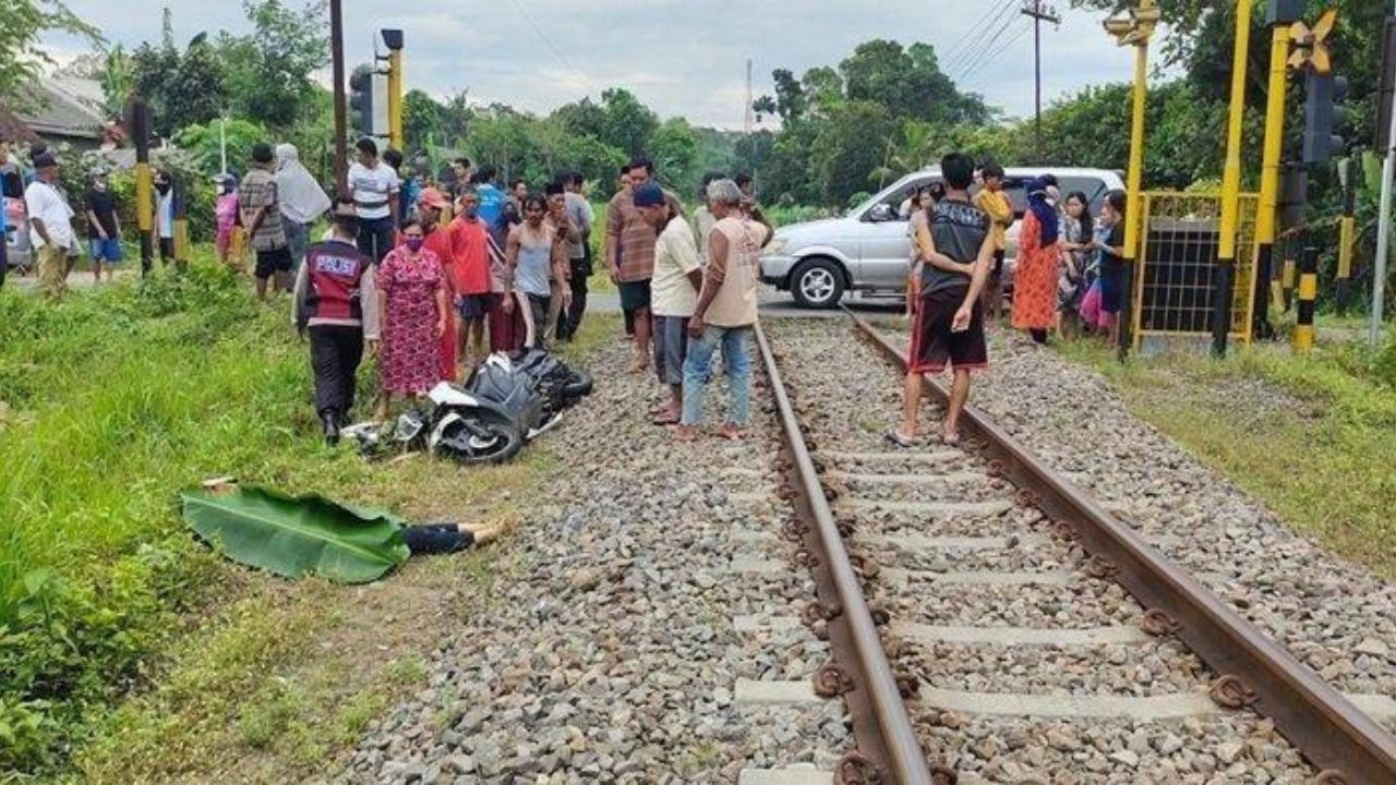 Perempuan Tewas Tertabrak Kereta Api di Perlintasan Tanpa Palang Pintu