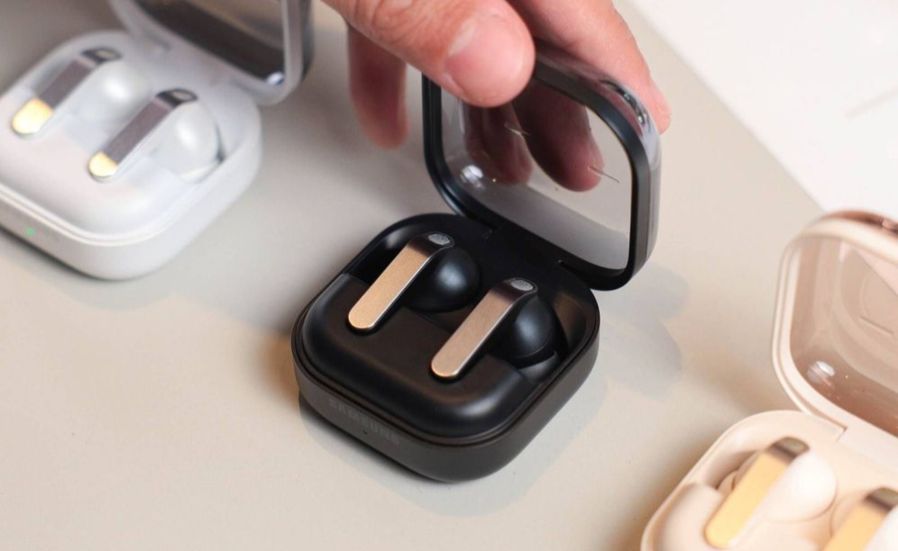 Warna Eksklusif Pink Gold Jadi Daya Tarik Galaxy Buds4 Series