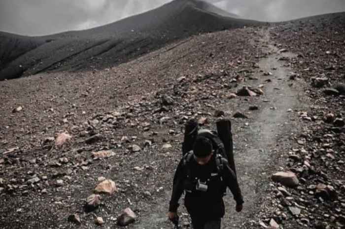 Misteri Pendaki di Kaki Gunung: Pertemuan Ajaib Dika dengan Orang Bunian di Jawa Barat