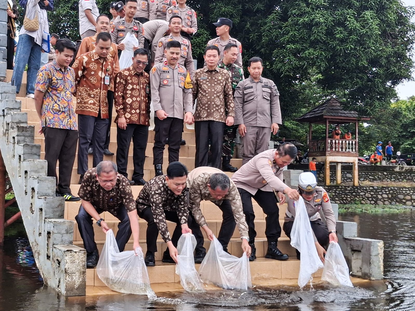 Pemkab Muba dan Polres Tebar 100.000 Bibit Ikan di Danau Ulak Lia untuk Kelestarian dan Ketahanan Pangan