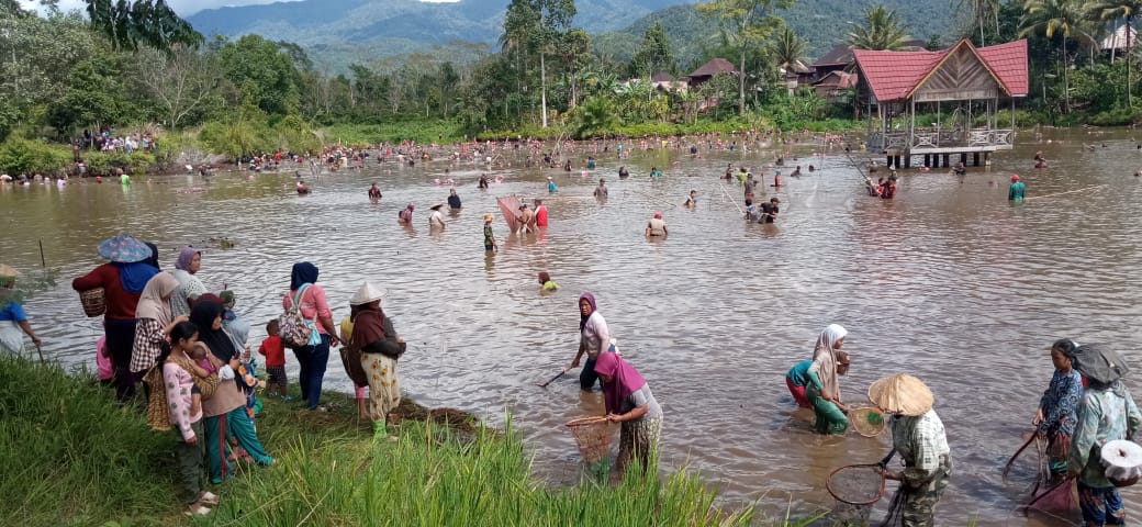 Ratusan Warga Rebutan Turun ke Tebat