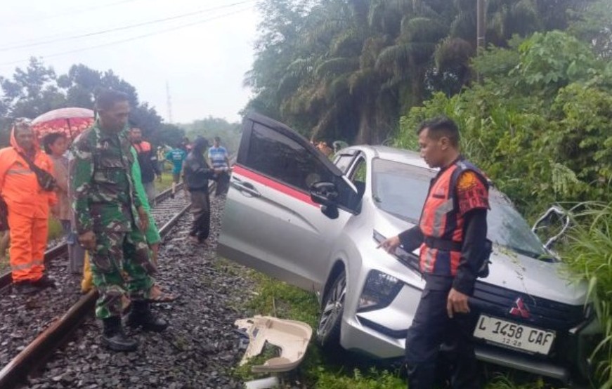 Mobil Xpander Tertabrak Kereta Api di Peninjauan, Satu Tewas Dua Luka Berat