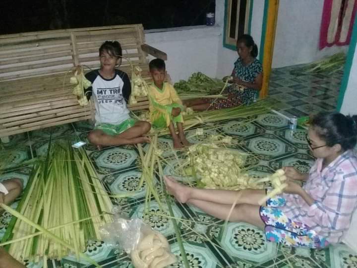 Pembuat Ketupat Mulai Kebanjiran Pesanan 