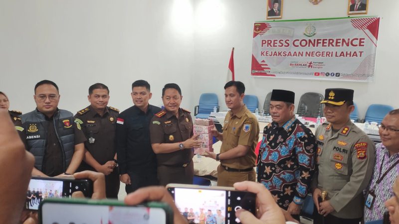 Kejari Lahat Setor Uang Pengganti Kerugian Negara dari Dua Kasus Korupsi ke Kas Daerah dan Kas Negara