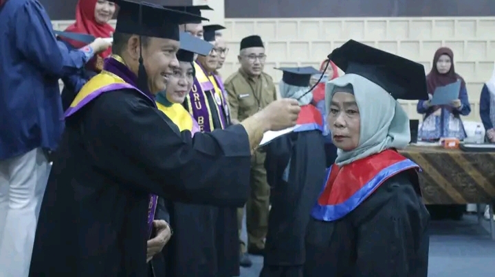 Wisuda Sekolah Lansia di Empat Lawang, Pj Bupati Fauzan Khoiri Berikan Apresiasi