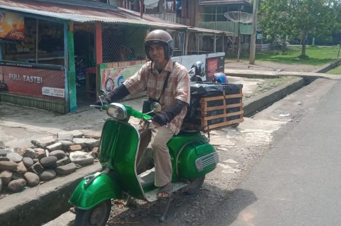 Unik! Pria Ini Berjualan Keliling Menggunakan Vespa