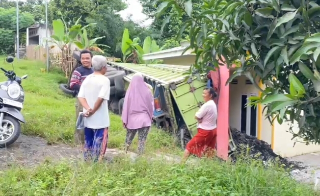 Truk Batu Bara Timbulkan Keresahan, Akibat Kecelakaan Rumah Warga Tertimpa di Tebing Tinggi