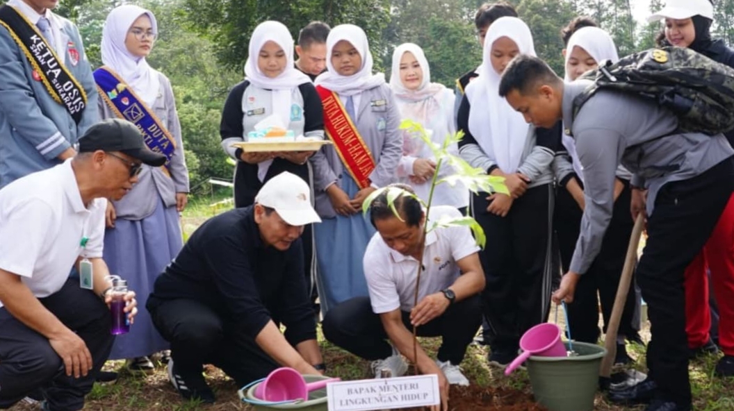 Menteri Lingkungan Hidup Tinjau Pengelolaan Sampah dan Tanam Pohon di SMAN 1 Sukaraja