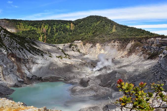 Banyak yang Nggak Tahu, Ini 5 Misteri Tangkuban Perahu! Ada Apa Aja?