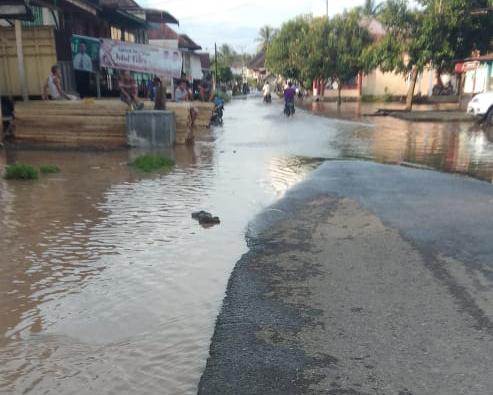 Jalan di Desa Ini Tergenang Banjir