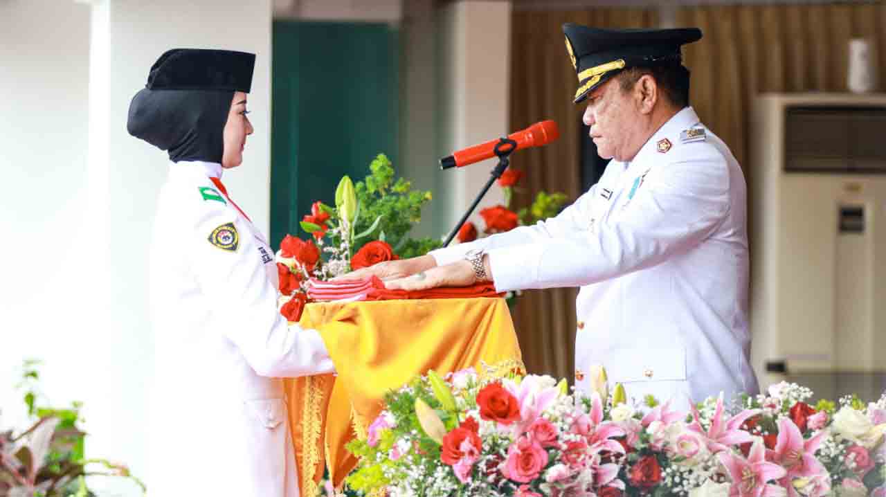 Bupati Muba Pimpin Upacara HUT RI ke-80, Ayu Siswi SMAN 2 Sungai Lilin Sukses Jadi Pembawa Baki Pusaka