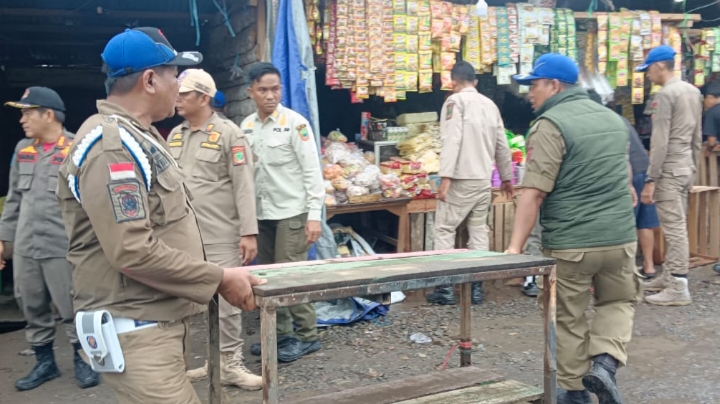 Tim Gabungan Pemkab Empat Lawang Tertibkan Pedagang Pasar Pulo Mas, Lapak dan Atap Dipotong Satpol PP