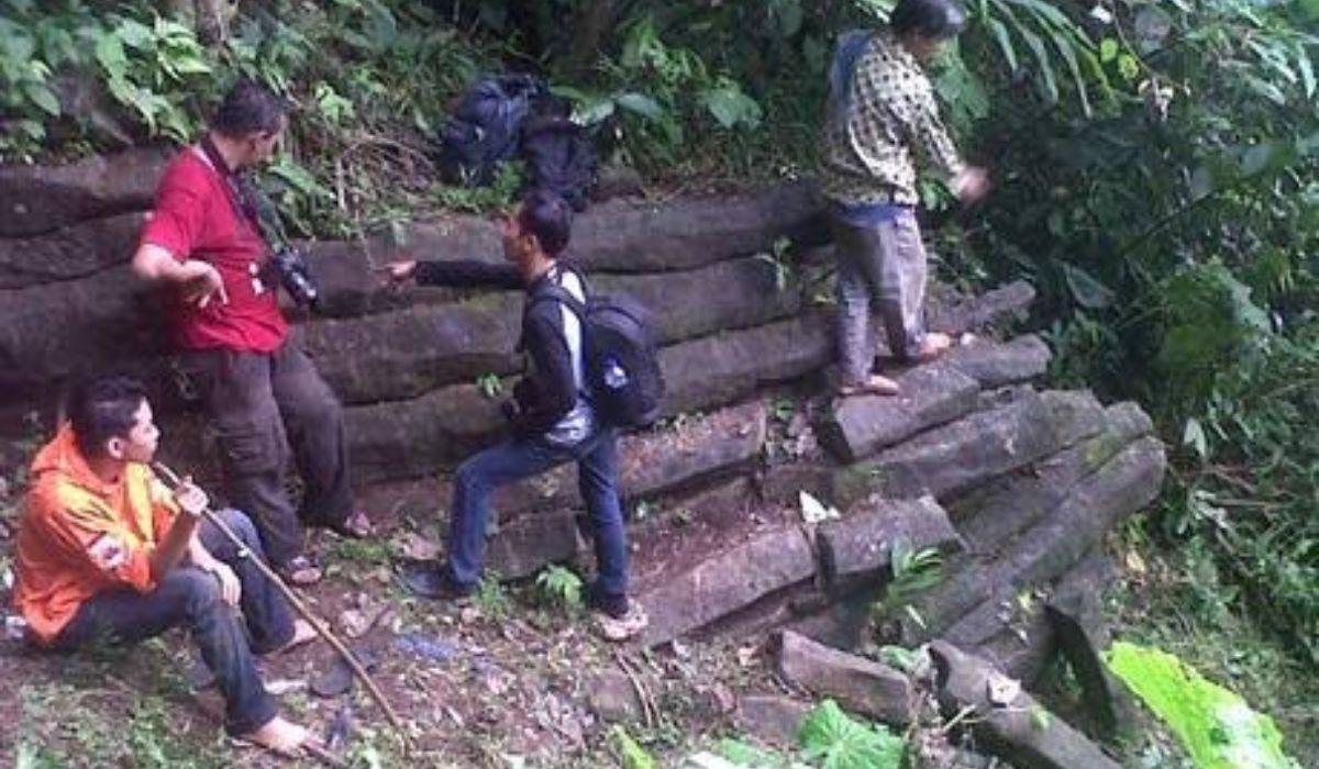 Mengulik Cerita Misteri di Gunung Padang Majenang